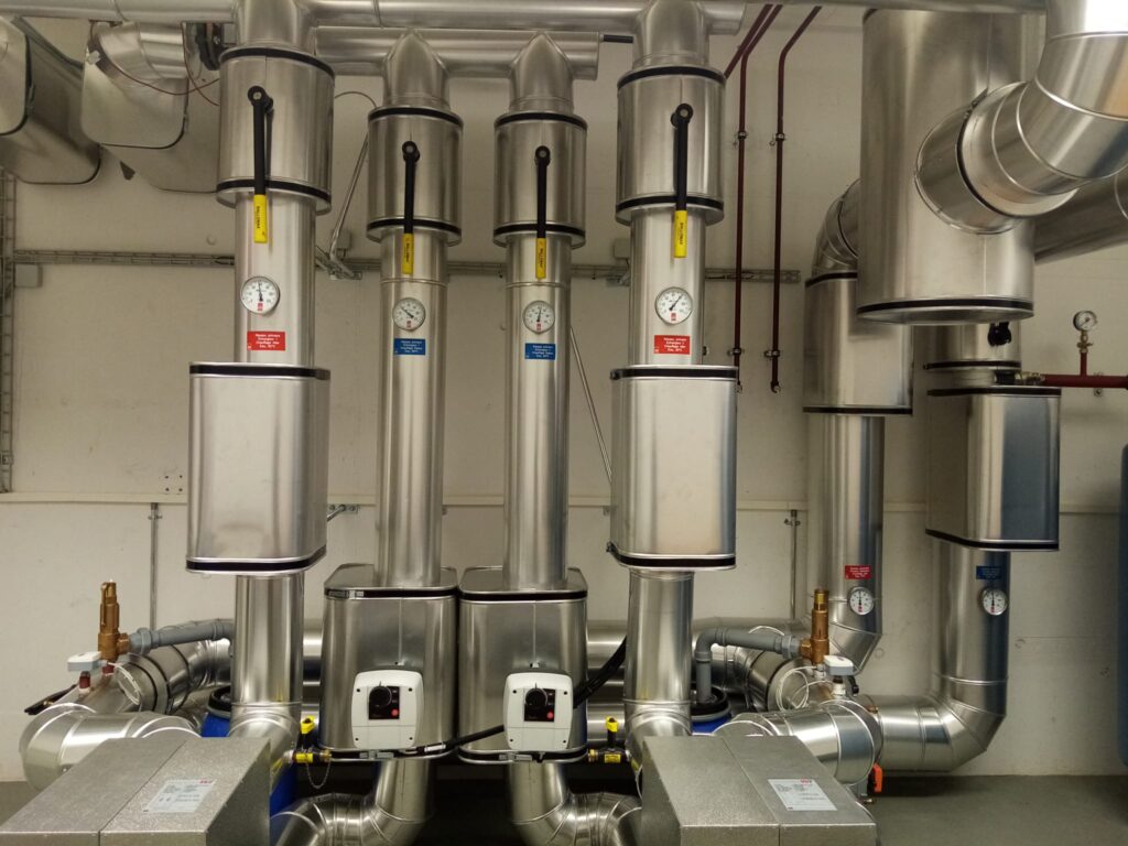 Photographie de chaufferie comprenant un primaire CAD et un réseau secondaire pour un bâtiment entier
